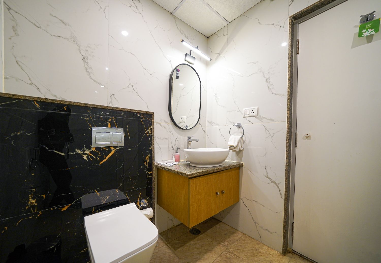 Standard room restroom (2)