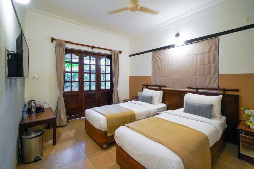 Standard Twin room (2)