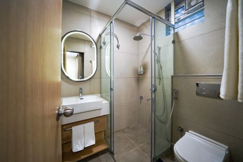 13 Deluxe room restroom 6