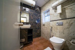 10 Standard room restroom
