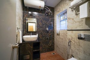 11 Standard room restroom