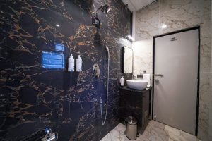 17 Basic room restroom