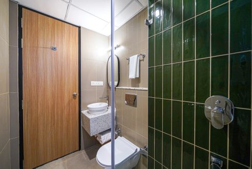 25 Standard room restroom 1