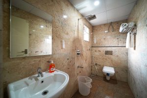 Double Deluxe restroom (1)