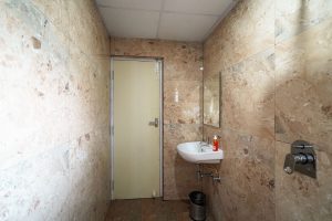 Double Deluxe restroom (2)