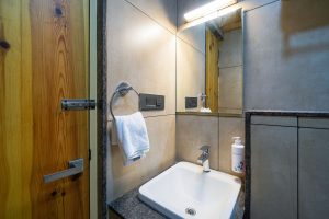 Executive room restroom (2)