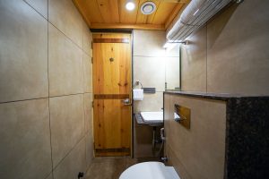 Standard room restroom (1)