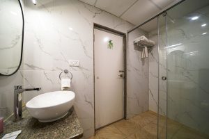 Standard room restroom (1)