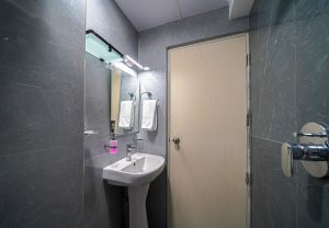 Standard room restroom (1)