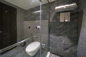 Standard room restroom (1)