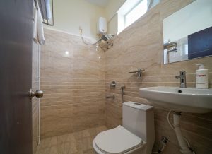 Standard room restroom (2)