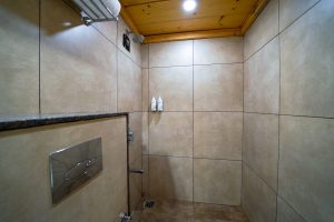 Standard room restroom (2)