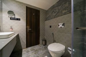 Standard room restroom (2)