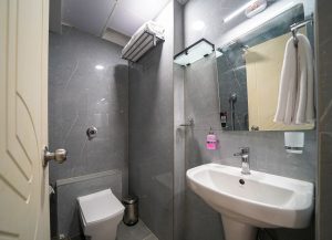 Standard room restroom (3)