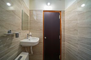 Standard room restroom (4) (1)