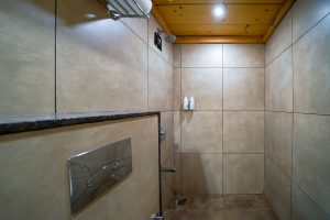 Standard room restroom (4)