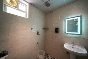 Suite room restroom (1)