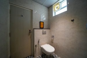 Suite room restroom (2)