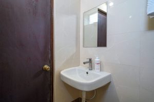 Suite room restroom (3)