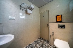 Suite room restroom (4)