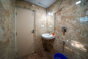 Triple bed restroom (2)