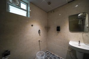 Twin room restroom (1)