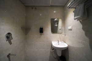Twin room restroom (2)