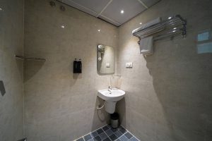 Twin room restroom (3)