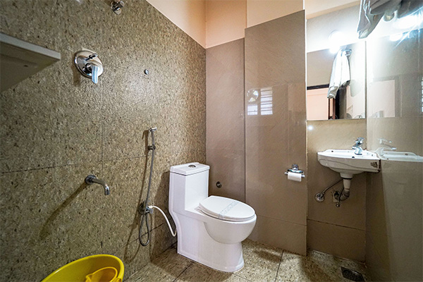 11 Deluxe AC room Restroom (1)