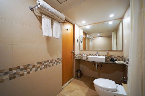 13 Suite room restroom 1