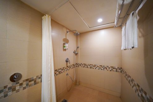 14 Suite room restroom 2