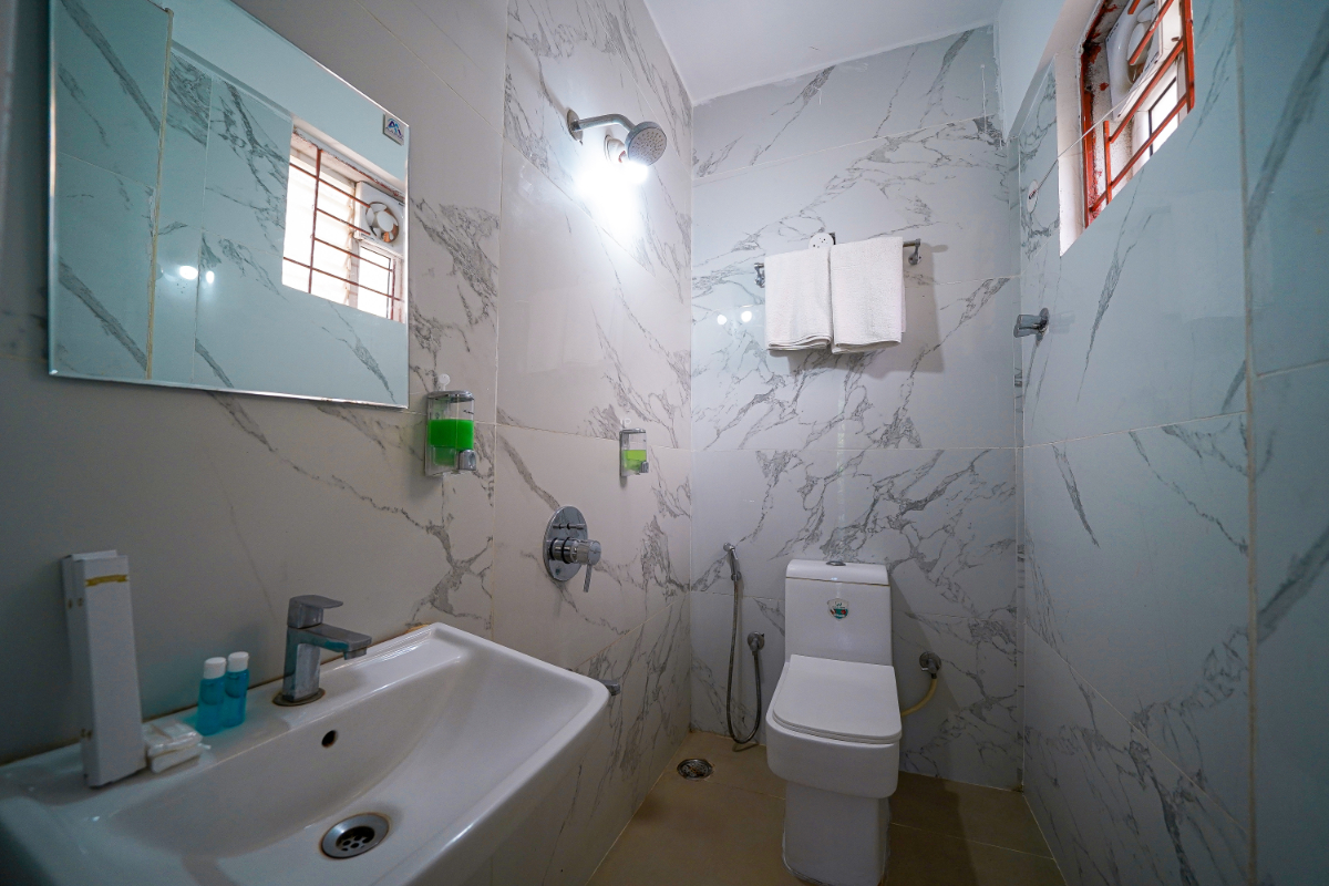 14 Superior room Restroom (2)