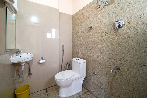 21 Deluxe Non AC room restroom (1)
