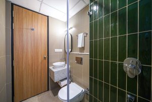 25 Standard room restroom 1