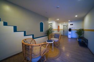 Lobby sitting area (1)