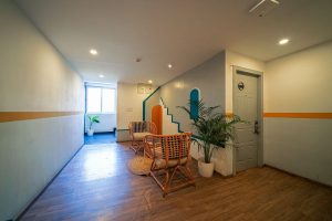 Lobby sitting area (4)