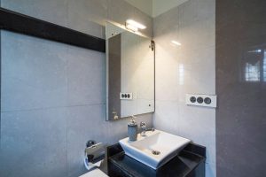 Standard room restroom (1)