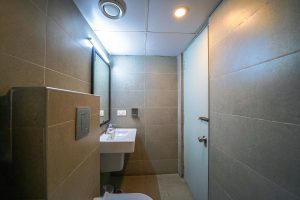 Standard room restroom (2)