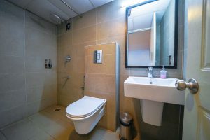 Standard room restroom (3)
