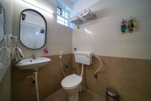 Twin room restroom (1)