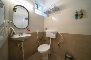 Twin room restroom (2)