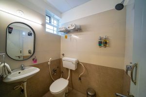 Twin room restroom (3)