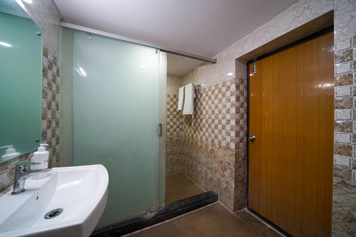 Family Triple room Restroom (2)
