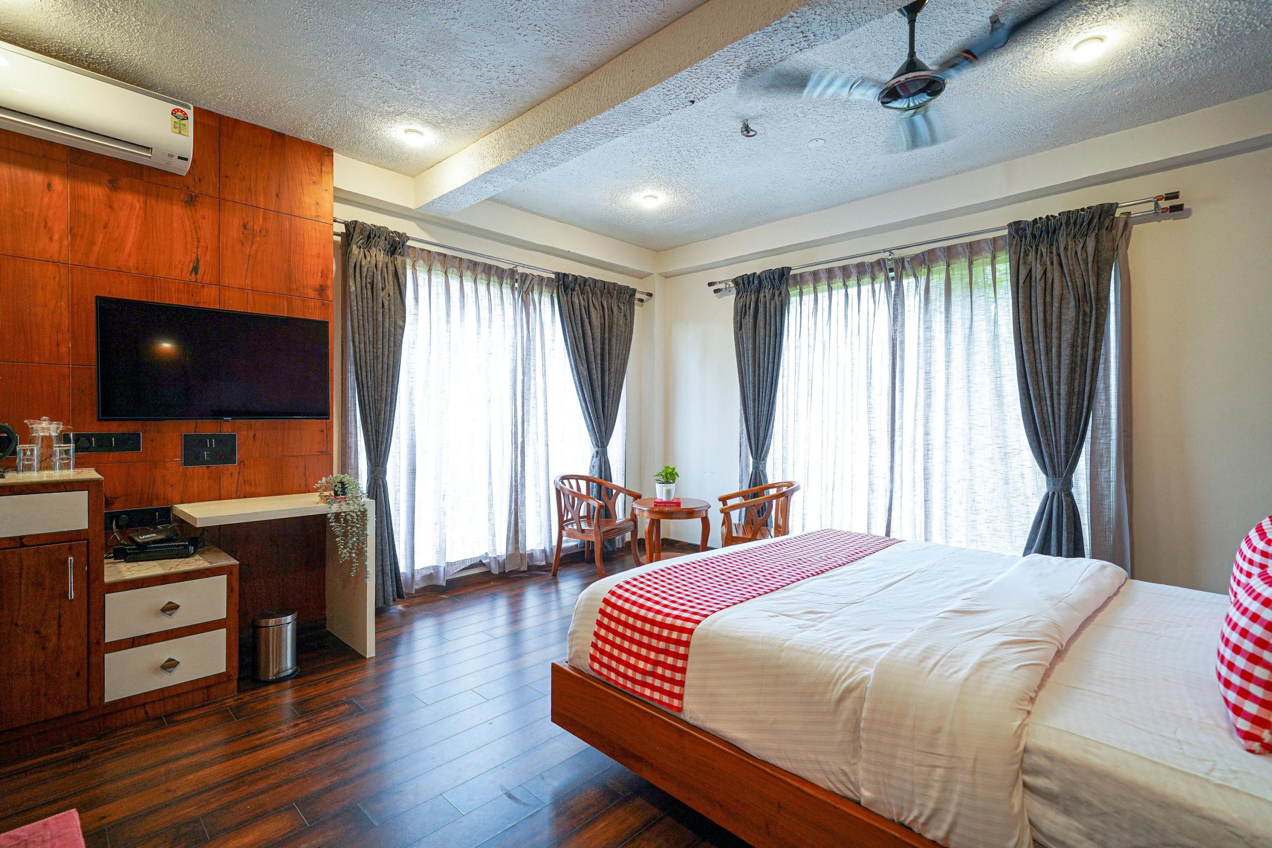 Lake view room (1)