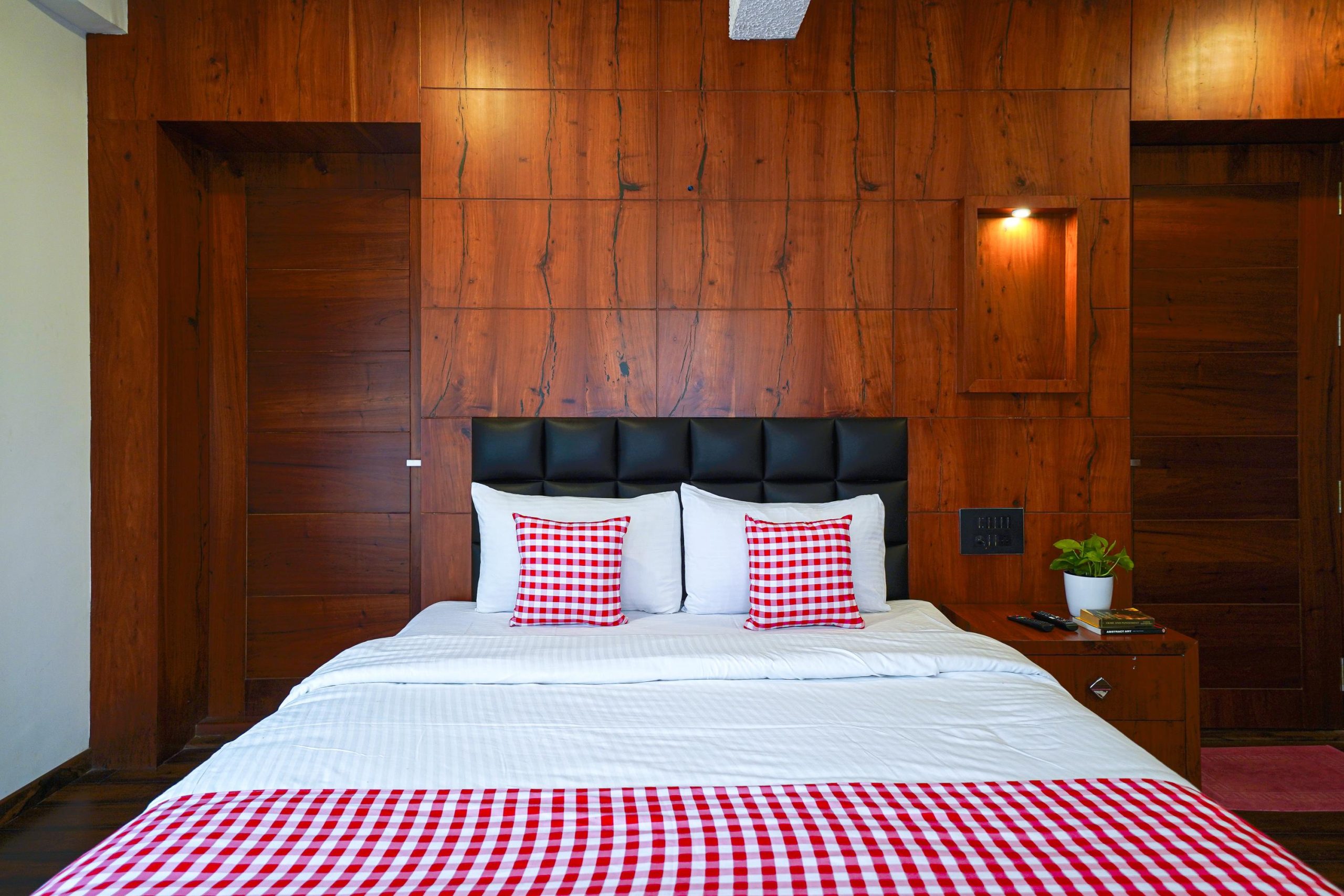Lake view room (2)