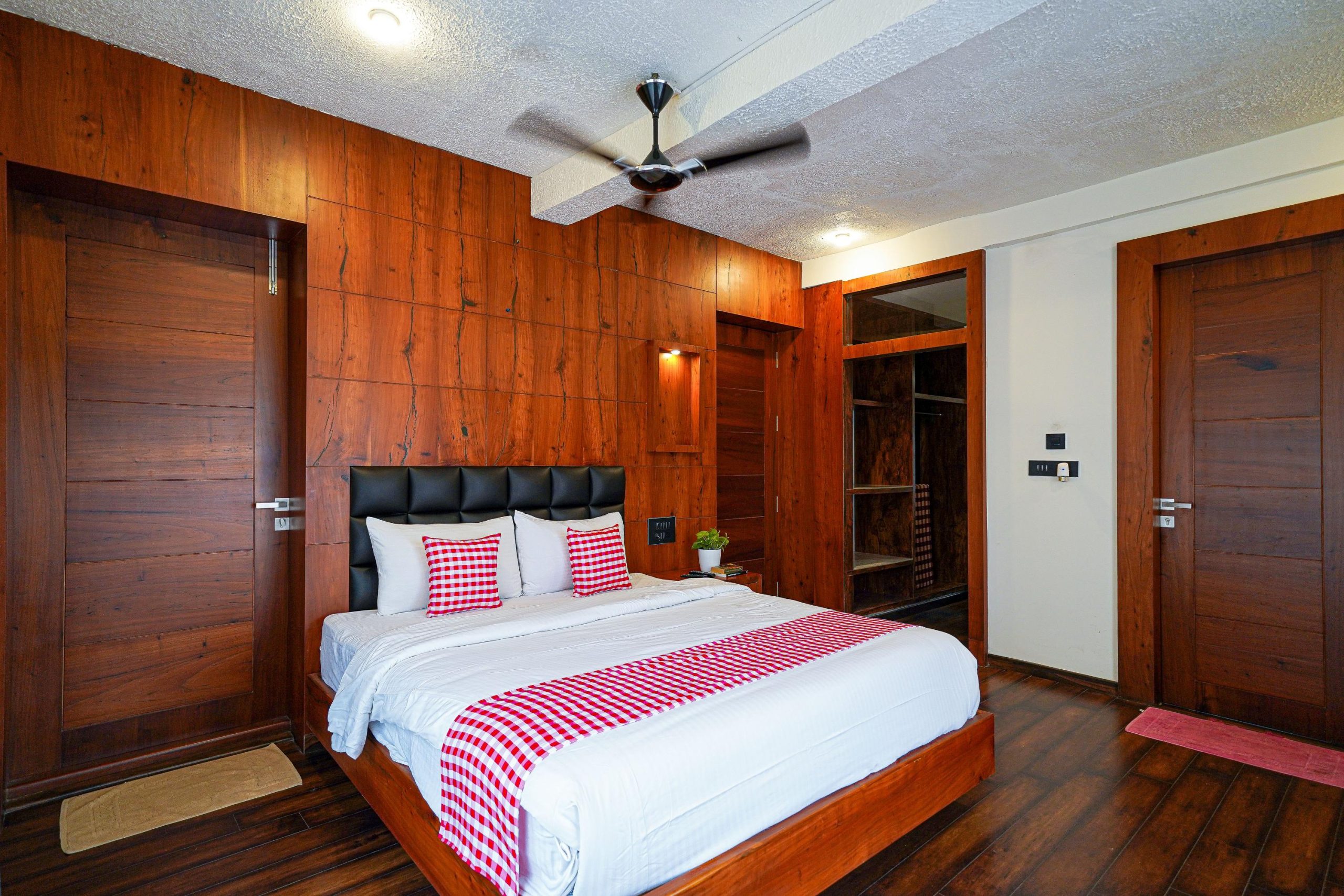 Lake view room (3)