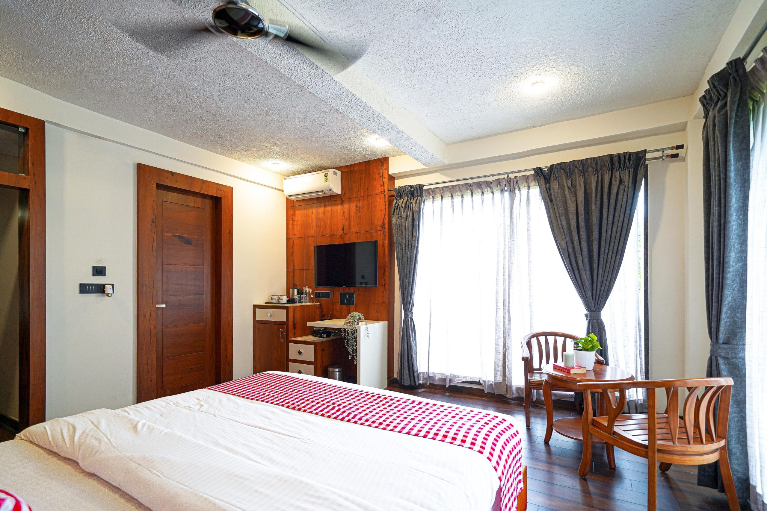 Lake view room (4)