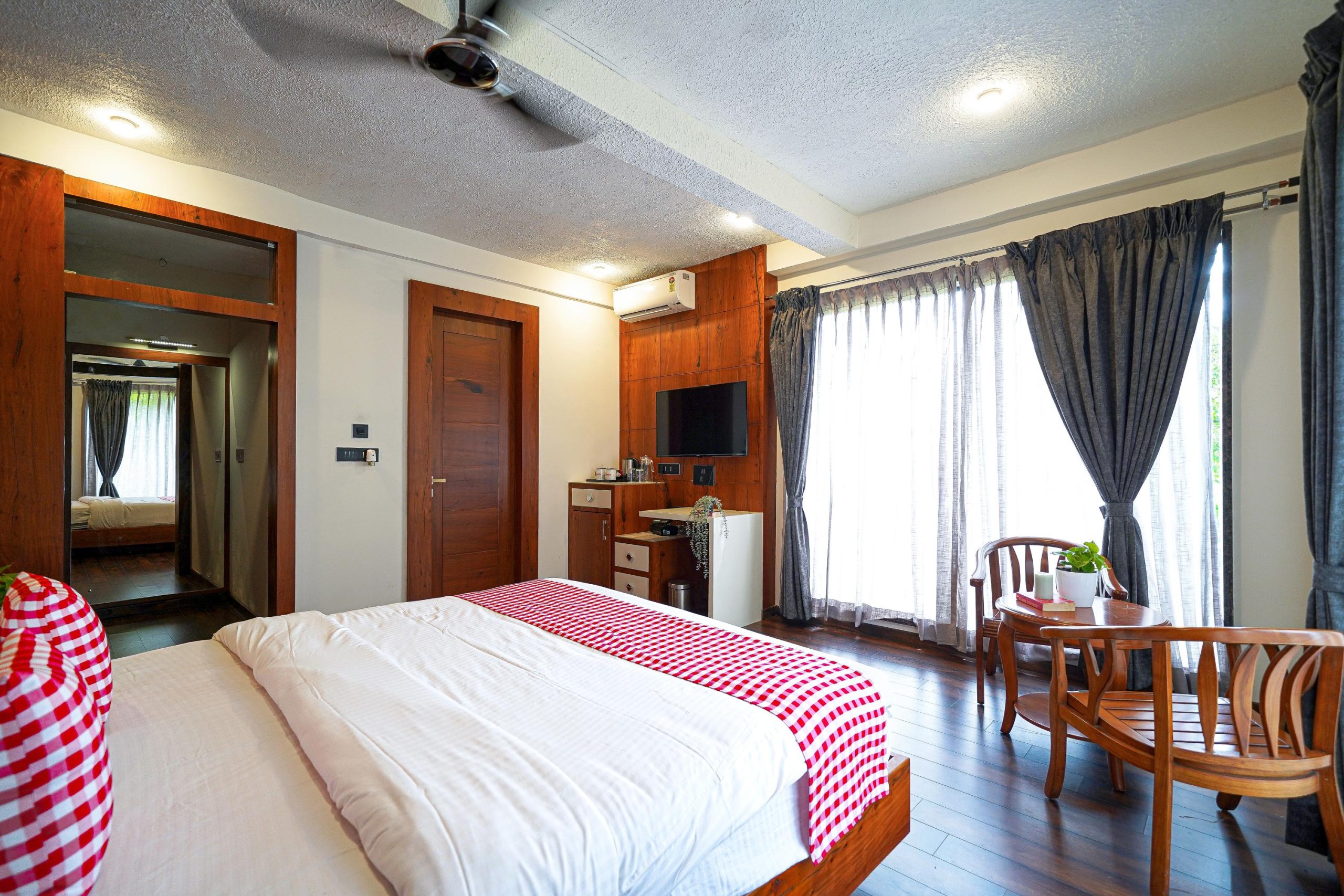 Lake view room (5)