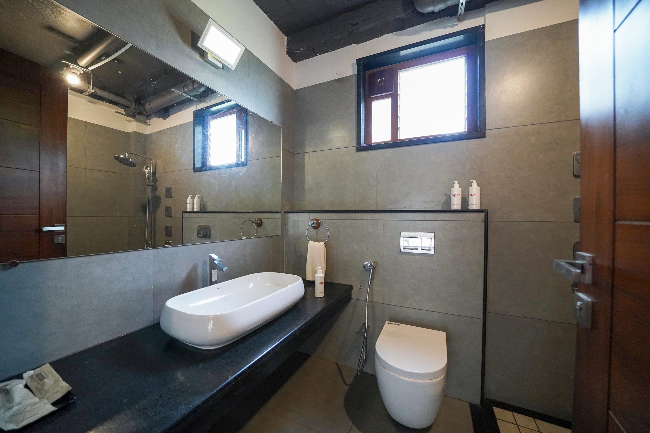 Lake view room Restroom (1)