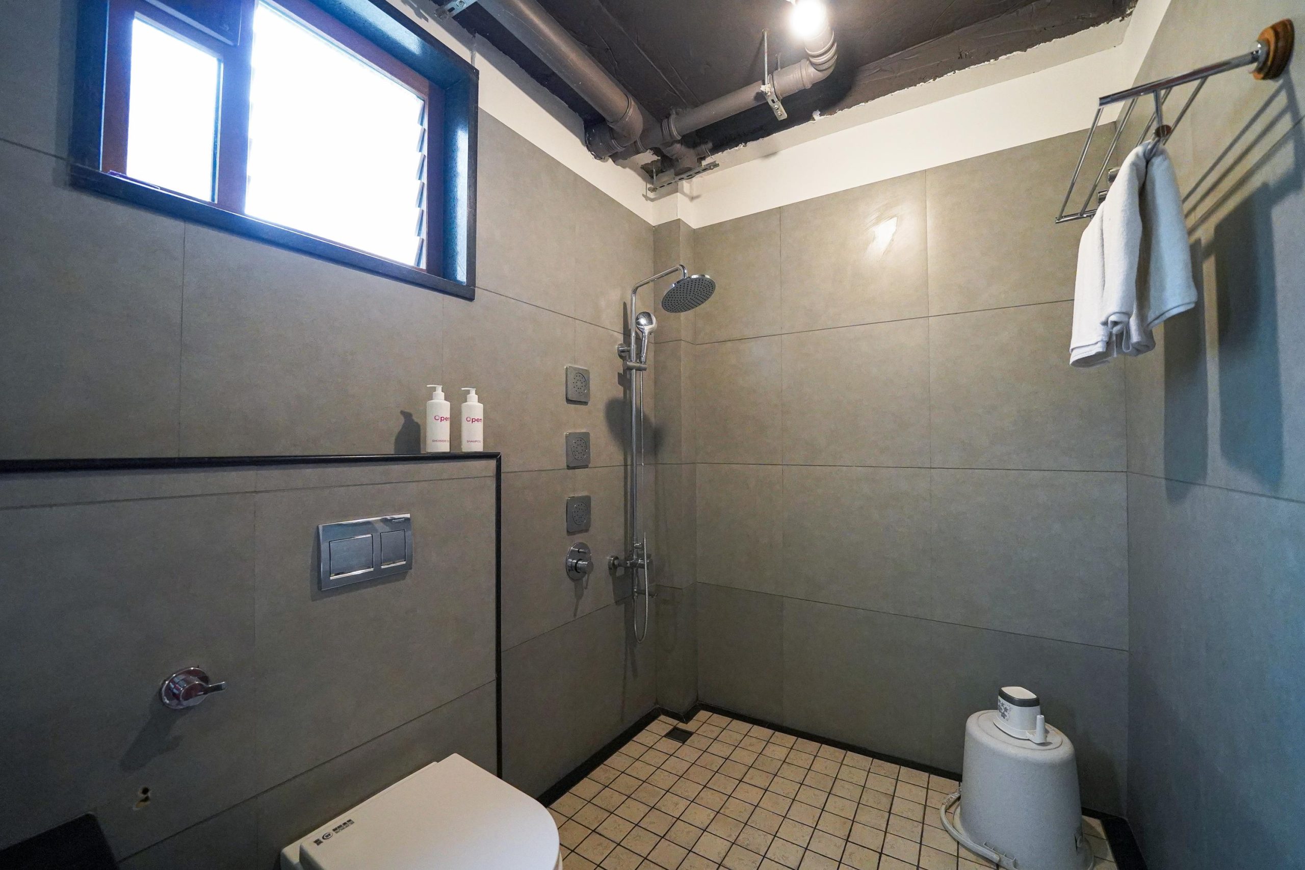 Lake view room Restroom (2)